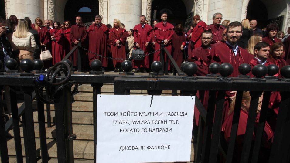 Прокурори и следователи излязоха на протест в подкрепа на Иван Гешев